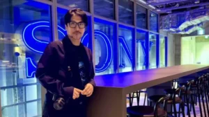 Hideo Kojima visita a Sony novamente. O que será que vem por aí?